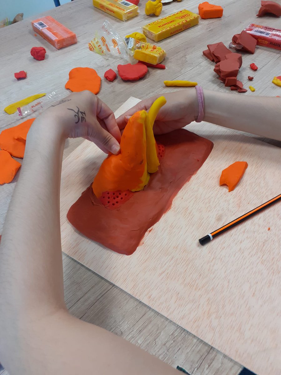 UECPNOLLEIDA's tweet photo. Amb l'alumnat de 3r d'ESO de la UEC de Lleida hem realitzat un Projecte durant les darreres setmanes relacionat amb els volcans. Els nois i noies han treballat molt i s'han esforçat🌋 #volcans #treballemperprojectes #treballenequip @educaciocat @prosecpromotora https://t.co/J7JOKW82xu