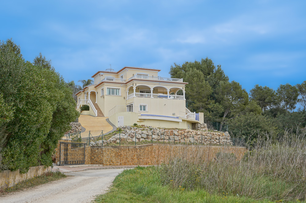 JaveaSales's tweet photo. This beautiful #villa is located in the La Seniola neighbourhood, in Jávea. The villa is surrounded by nature and offers a lot of privacy.
https://t.co/SGcDYHxHKK https://t.co/yfJGa0FVvD