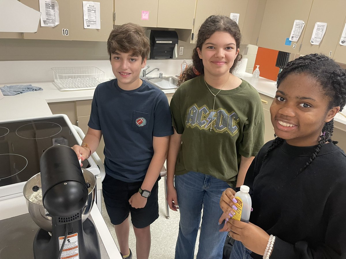 RMSScIC's tweet photo. Ice cream lab day in Culinary! Yum! @RMSfoods @HumbleISD_RMS #rephard https://t.co/Ok9ouGCJuq