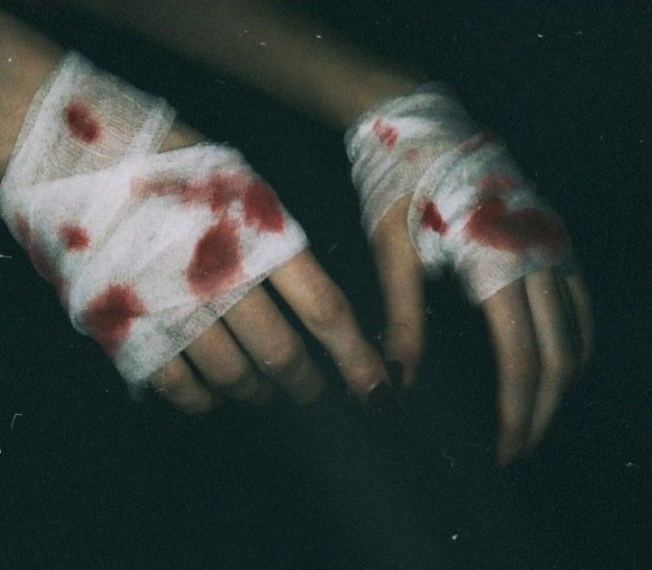 Déjame curarte las heridas 💙

#Volkacio

~ Basado en el final de rol 19/04 ~