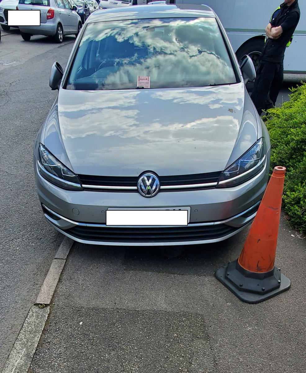 gmptraffic's tweet photo. #TrafficPCSO's #XQ71 attended reported obstruction in Ardwick
@GMPCityCentre 

Volkswagen blocking the pavement
Over a dropped kerb
And preventing an HGV from getting onto the public highway...

TOR issued

Vehicle #seized https://t.co/RQnUPizgzM