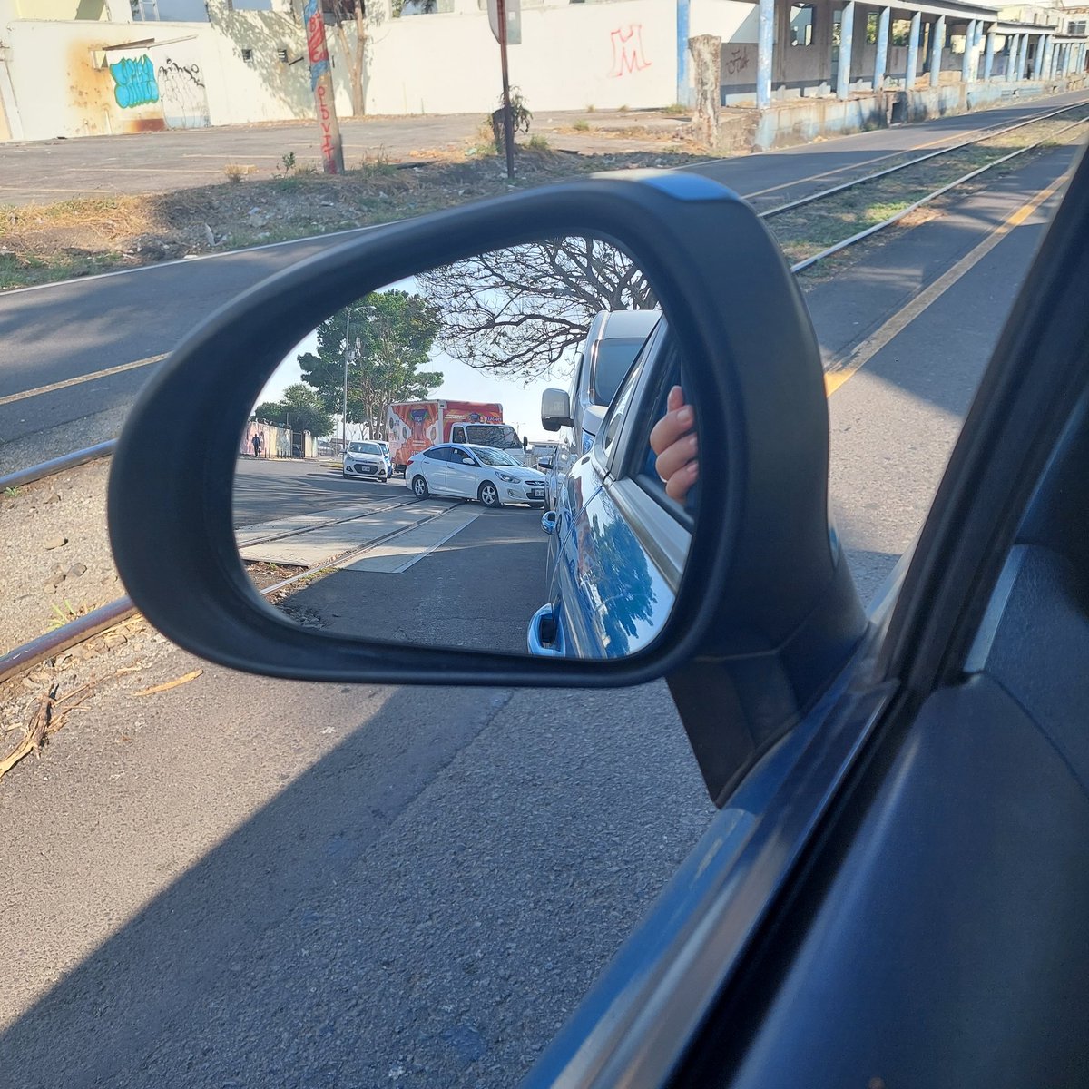 Ana_AvilaM's tweet photo. Entre antiguo CNP y Muni San José, a la gente le encanta exponerse al peligro por no ceder un centímetro de calle. Aquí el tren pasa cuando le da la gana y ellos deciden q es buenísima idea quedarse en medio de la línea férrea. #Quieranse https://t.co/VAvW2Kca6i