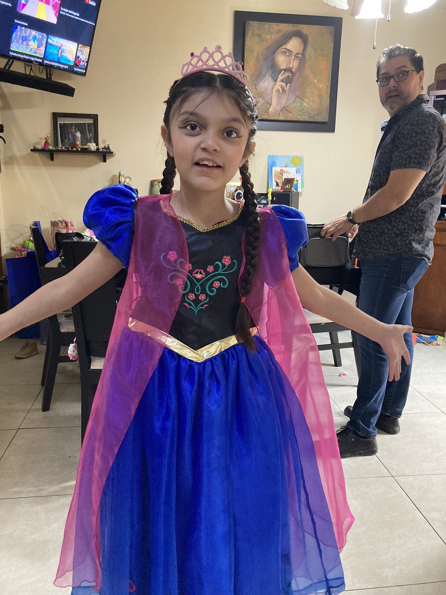 pichueli's tweet photo. @aesquinca Hola Toño esperamos hoy tener suerte, te escuchamos #CaminitoAlaEscuela todos los días y nos encanta tu programa, somos Victoria y Matteo bueno el va dormido queremos un #PerritoGuardian 🙏🏽🙏🏽🙏🏽. Te queremos mucho. Bendiciones. Hoy nos tocó ir vestida de princesa https://t.co/p45Gx9fk7c
