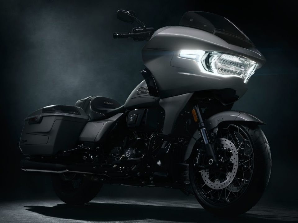HeavyGarage's tweet photo. A Harley soltou um spoiler dos novos modelos CVO Street Glide e Road Glide a serem lançados em 7/jun. E aí, gostou?
.
Harley-Davidson released a preview of the new CVO Street Glide and Road Glide models. What did you think?
.
#HarleyDavidson #StreetGlide #RoadGlide https://t.co/bKNiyV0Qq2