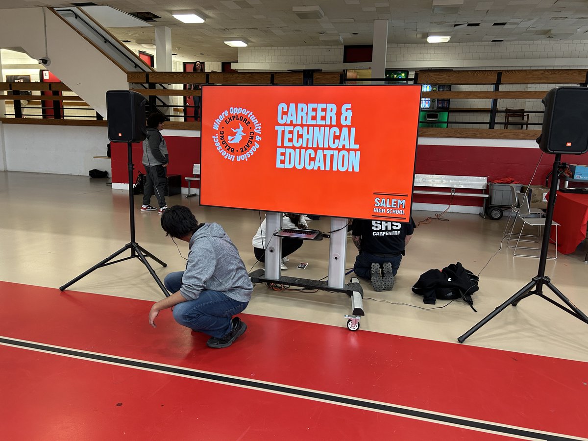 SHS_CTE_'s tweet photo. Getting ready for our SHS CTE Career Fair! Our first community partner Vanessa Bettencourt @northshorebankma's Branch Manager, has started to set up! Can't wait to see you @newlibertysalem @_salemhigh_ @salemprep scholars! #cteworks #explorecreatebelong #NLIS #prepsters https://t.co/4tNnDmFSk0