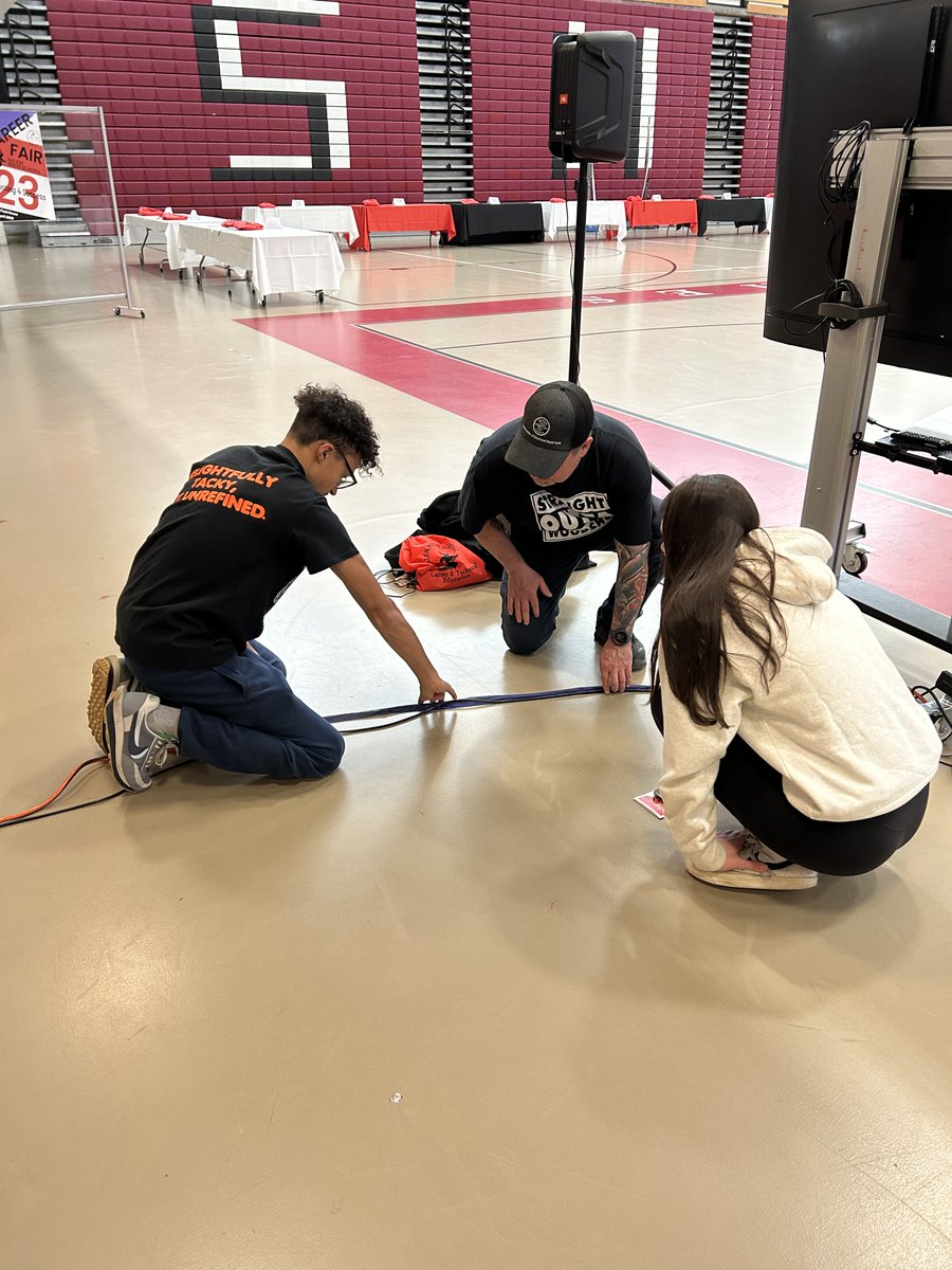 SHS_CTE_'s tweet photo. Getting ready for our SHS CTE Career Fair! Our first community partner Vanessa Bettencourt @northshorebankma's Branch Manager, has started to set up! Can't wait to see you @newlibertysalem @_salemhigh_ @salemprep scholars! #cteworks #explorecreatebelong #NLIS #prepsters https://t.co/4tNnDmFSk0