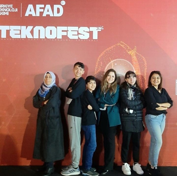 sislibilsem's tweet photo. 🇹🇷🇹🇷🇹🇷🇹🇷🇹🇷🇹🇷🇹🇷🇹🇷🇹🇷🇹🇷🇹🇷
TEKNOFEST 2023’te kurumumuzu ve ilçemizi temsil eden BİL-İŞ proje ekibimiz “GRİ SU” projeleri ile festivalde yerini aldı. 🚀

#teknofestbirincigün
#şişlibilsemheryerde 

@teknofest
@BilsemMeb
@istanbulilmem
@sislimem https://t.co/SqqhF0CrKi