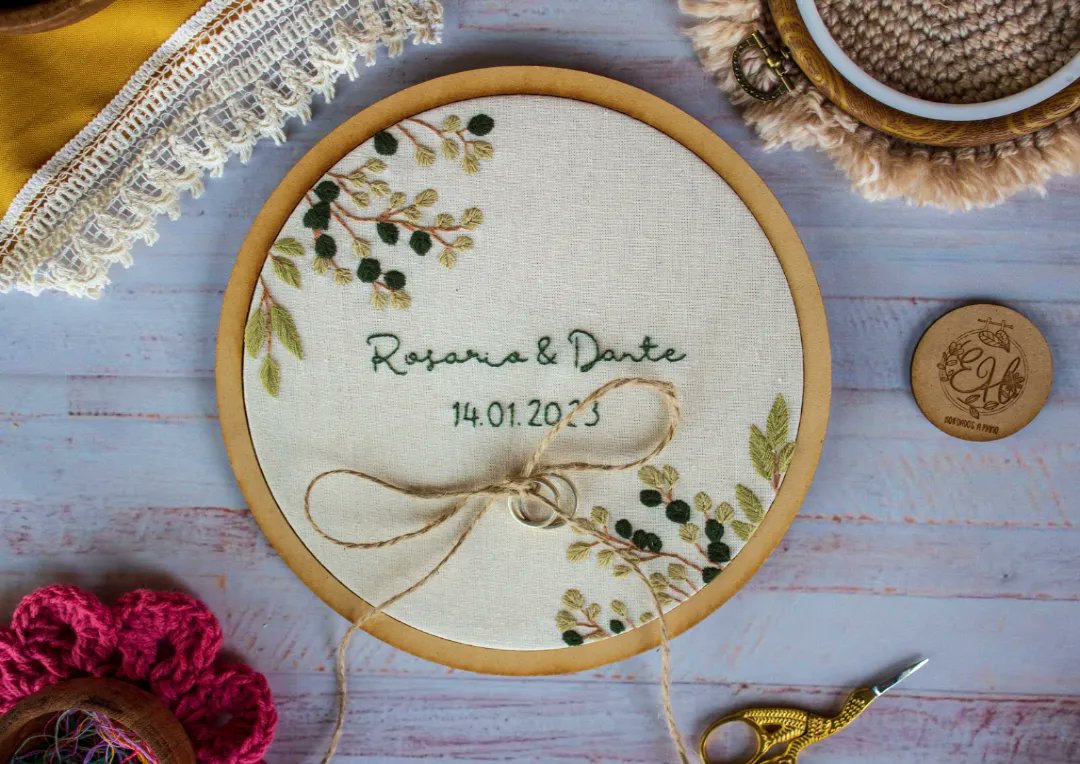 embroideryhands's tweet photo. 🌷Vuelvo a aparecer por acá después de mucho tiempo con éste hermoso pedido que me hicieron hace un tiempo🌷✨ un hermoso porta alianzas✨🥰
#SanLuis #Argentina #bordadoamano #embroidery #boda #wedding https://t.co/hxDkhochta