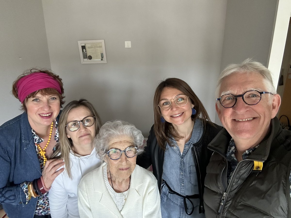 FrTierce's tweet photo. Il fait bon vivre a @VPavilly , giselle vient de fêter ses 102 ans, elle a connu 14 Présidents de la République d’Alexandre Millerand a Emmanuel Macron, elle fait partie des 30000 français de plus de 100 ans dont 25000 femmes et 5000 hommes.
#jevisbienalarpa https://t.co/lxBTe3O7uu