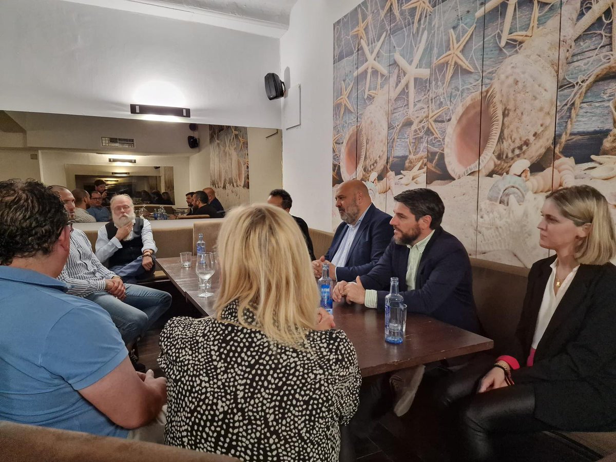 popularespalma's tweet photo. 🔵 @JaimeMartinez, @javibonetd y @LourdesRocaC se han reunido con restauradores de Palma para escuchar sus demandas y explicarles nuestras propuestas para mejorar y apoyar al comercio de nuestra ciudad.

#EstrategiaPalma2035
#LoMejorParaPalma https://t.co/fORbNyx3EK
