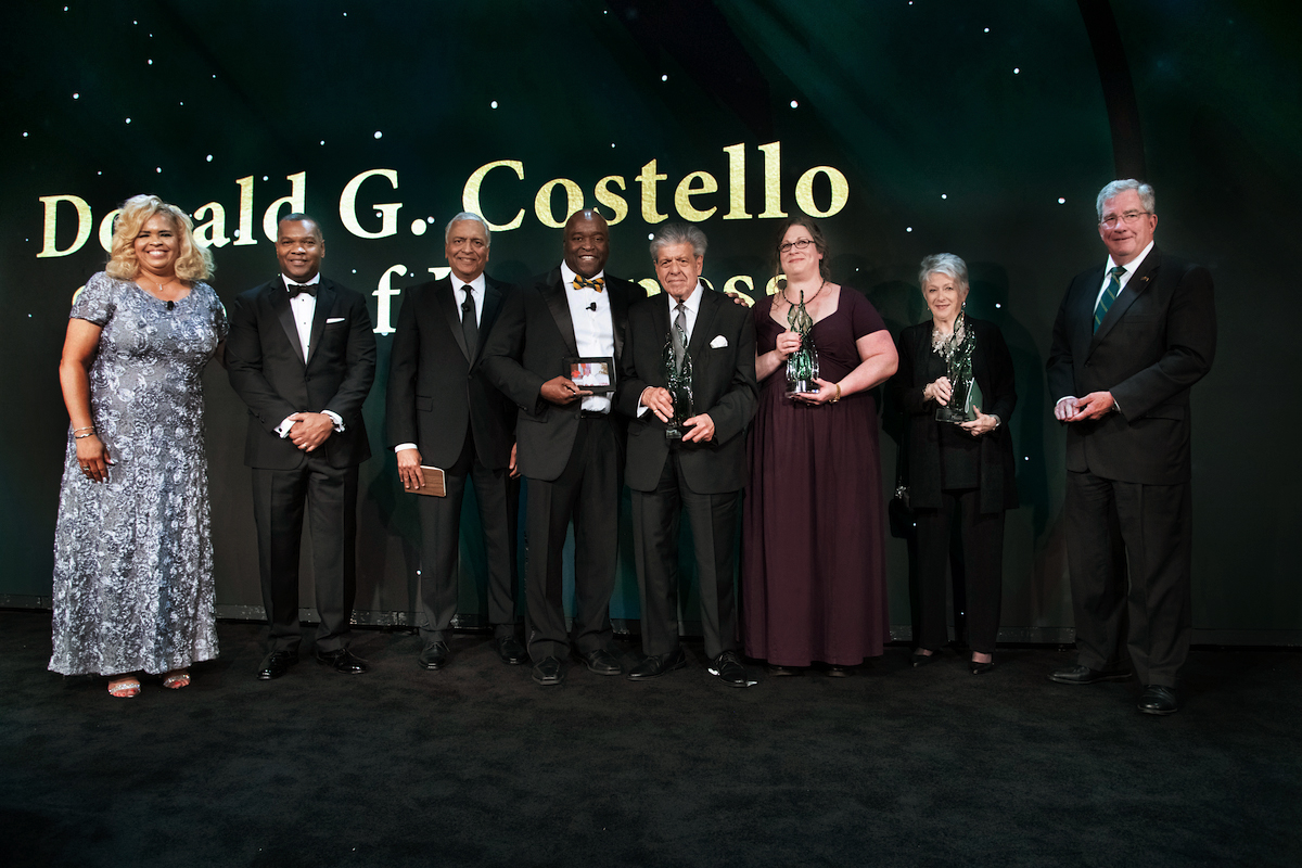 A planned $50M gift to <a href="/GeorgeMasonU/">George Mason University</a>, the largest school naming gift in the university's history, will name @GeorgeMasonBiz in honor of Donald G. Costello. The gift also reflects Mason Now’s fundraising priorities! #MasonNation 💚💛⬇️
go.gmu.edu/SchBizDCostello
📸 Risdon Photography