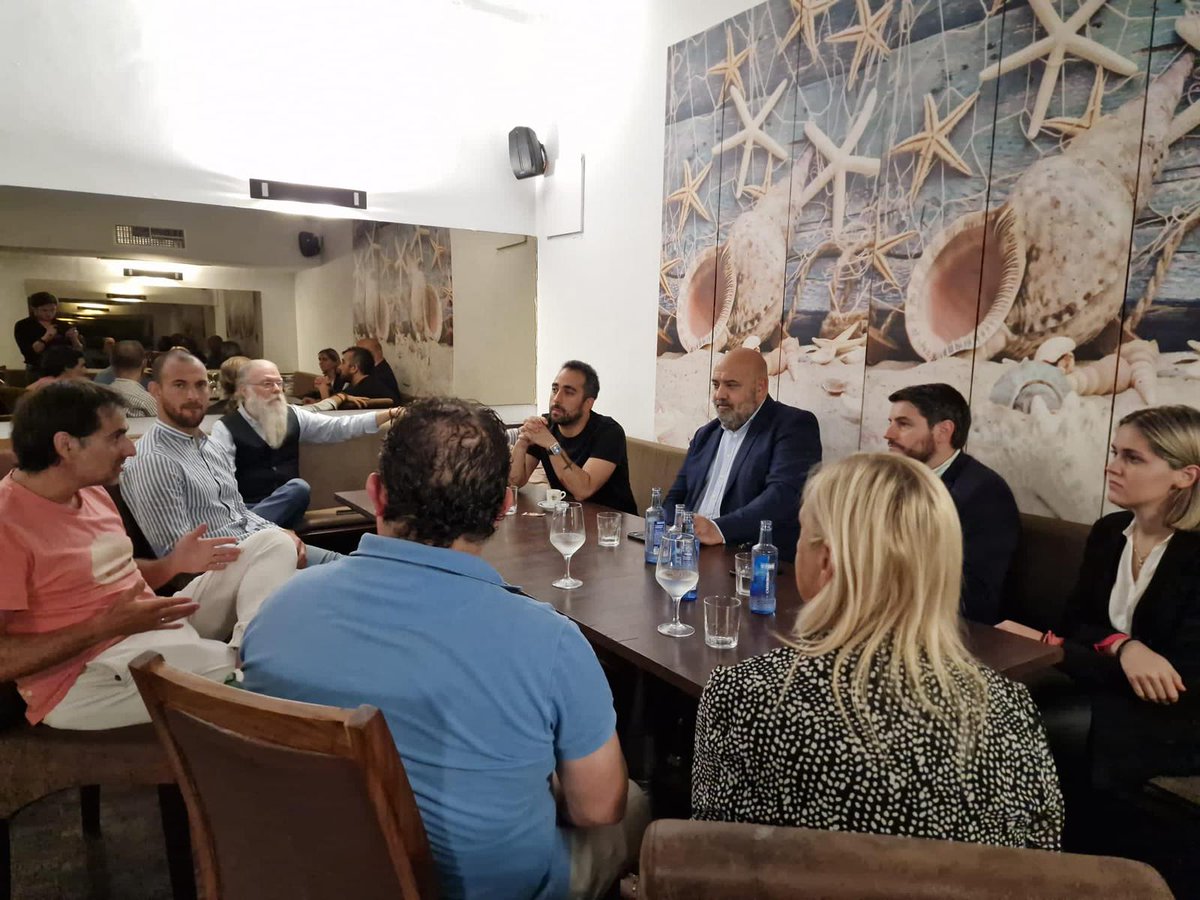 popularespalma's tweet photo. 🔵 @JaimeMartinez, @javibonetd y @LourdesRocaC se han reunido con restauradores de Palma para escuchar sus demandas y explicarles nuestras propuestas para mejorar y apoyar al comercio de nuestra ciudad.

#EstrategiaPalma2035
#LoMejorParaPalma https://t.co/fORbNyx3EK