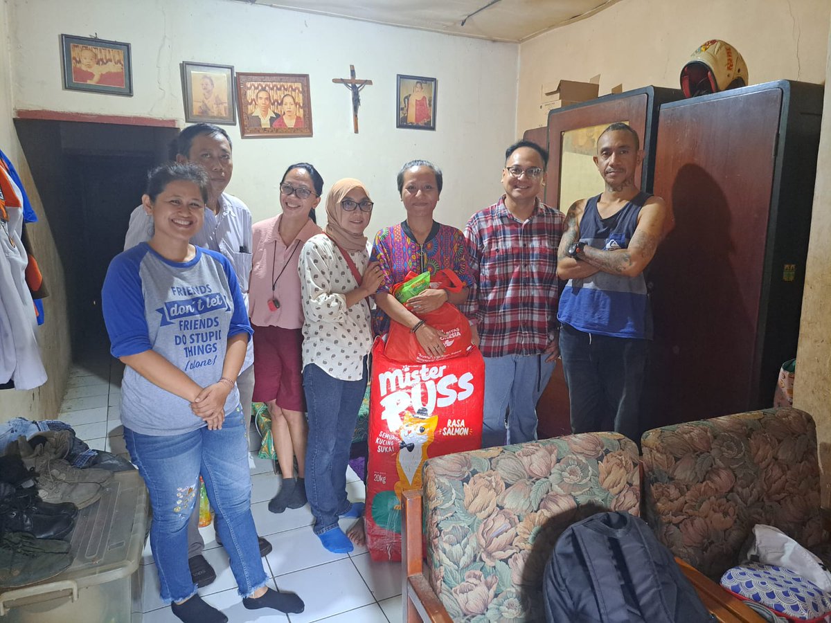 sigitwid's tweet photo. Masih ingat Dave Latumeten? Sosok Pemuda Pancasila yang tanpa pamrih turun tangan menjadi relawan di SDN Pondok Cina 1 Kota Depok saat guru-guru dilarang oleh pemerintah kota untuk mengajar di sana akhir tahun lalu.

Hari ini saya bersilaturahmi ke rumahnya.

Satu hal yang menarik dari sosok seorang Dave, meski tampilan luarnya sangar, dia adalah seorang penyayang kucing “garis keras”.

Sebelumnya dia dan istrinya pernah menyewa rumah untuk dijadikan shelter kucing terlantar, namun sekarang puluhan kucingnya ditempatkan di rumah ibunya karena sewa tidak diperpanjang dan Dave harus merawat ibunya yang sakit.

Meski terpaksa berdesakan, Dave dan istrinya Ichy tetap berusaha merawat dengan baik kucing yang jumlahnya sekitar 50 ekor ini.

Kadang ada yang membantu memberikan makanan karena kucing-kucing ini membutuhkan minimal 60 kilogram makanan setiap bulannya. Tadi saya sempatkan membawa beberapa kantong makanan kucing.

Karena sudah dikenal sebagai penyayang kucing, Dave beberapa kali mendapati kucing diletakkan di depan rumahnya, atau bahkan ada yang membawa kucing hamil untuk dipelihara oleh Dave. “Saya memang sering melakukan rescue kucing, tapi kalau sudah tidak mau memelihara kucing, jangan dibawa ke sini juga. Boncos saya,” ujarnya sambil tersenyum.

Sosoknya memang unik, buat yang belum kenal Dave, mungkin akan menghindar saat bertemu di jalan. Tapi kalau sudah kenal, Dave adalah orang yang sangat ramah, hangat, dan bersahabat. Dia cenderung tidak bisa diam kalau melihat ada kucing menderita, apalagi disiksa.

Dalam segala keterbatasannya, Dave dan Ichy saat ini tengah berusaha untuk mencari rumah yang lebih luas untuk kucing-kucing ini. Apalagi di rumah itu sekarang ada satu ekor anjing yang diselamatkan Dave dari sebuah lapo. Dia mati-matian memaksa membeli anjing itu ketika akan disembelih.