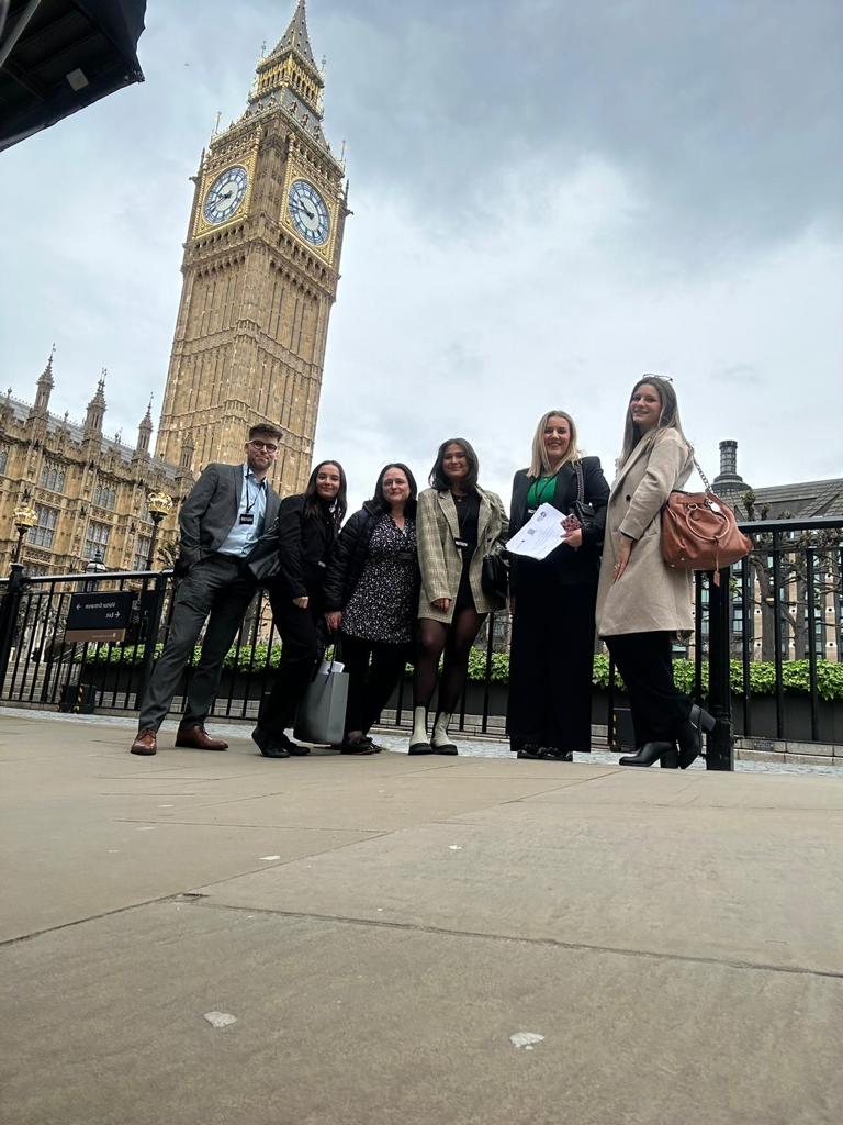 Our 5 amazing family law students have arrived at the House of Commons for the @Law_Works awards ceremony. Good luck at the awards today🍀