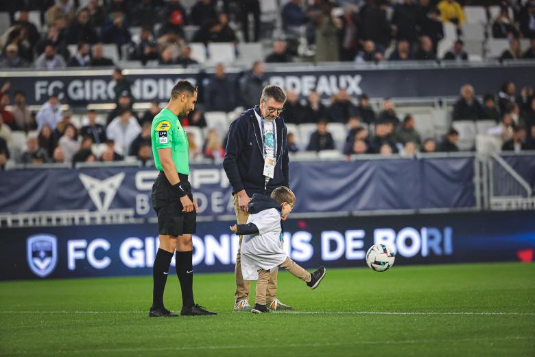 coeur_girondins's tweet photo. Animations pédagogiques, remise du Trophée Initiatives Nature, tee-shirts caritatifs... retour sur le #MatchDeLaTerre au @MatmutAtl avec @theseacleaners et @FootEcologieFr 🌍
👉https://t.co/C2yRpWfjQL
#JouonsLaCollectif #UNMI #FCGBGF38 https://t.co/Gnz329Bq0H