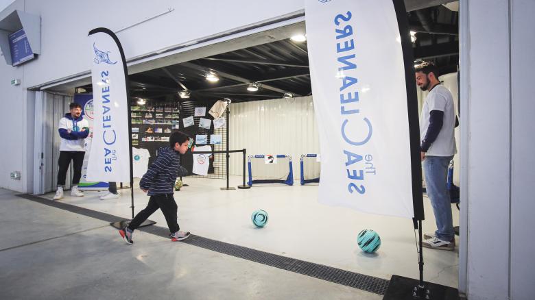 coeur_girondins's tweet photo. Animations pédagogiques, remise du Trophée Initiatives Nature, tee-shirts caritatifs... retour sur le #MatchDeLaTerre au @MatmutAtl avec @theseacleaners et @FootEcologieFr 🌍
👉https://t.co/C2yRpWfjQL
#JouonsLaCollectif #UNMI #FCGBGF38 https://t.co/Gnz329Bq0H
