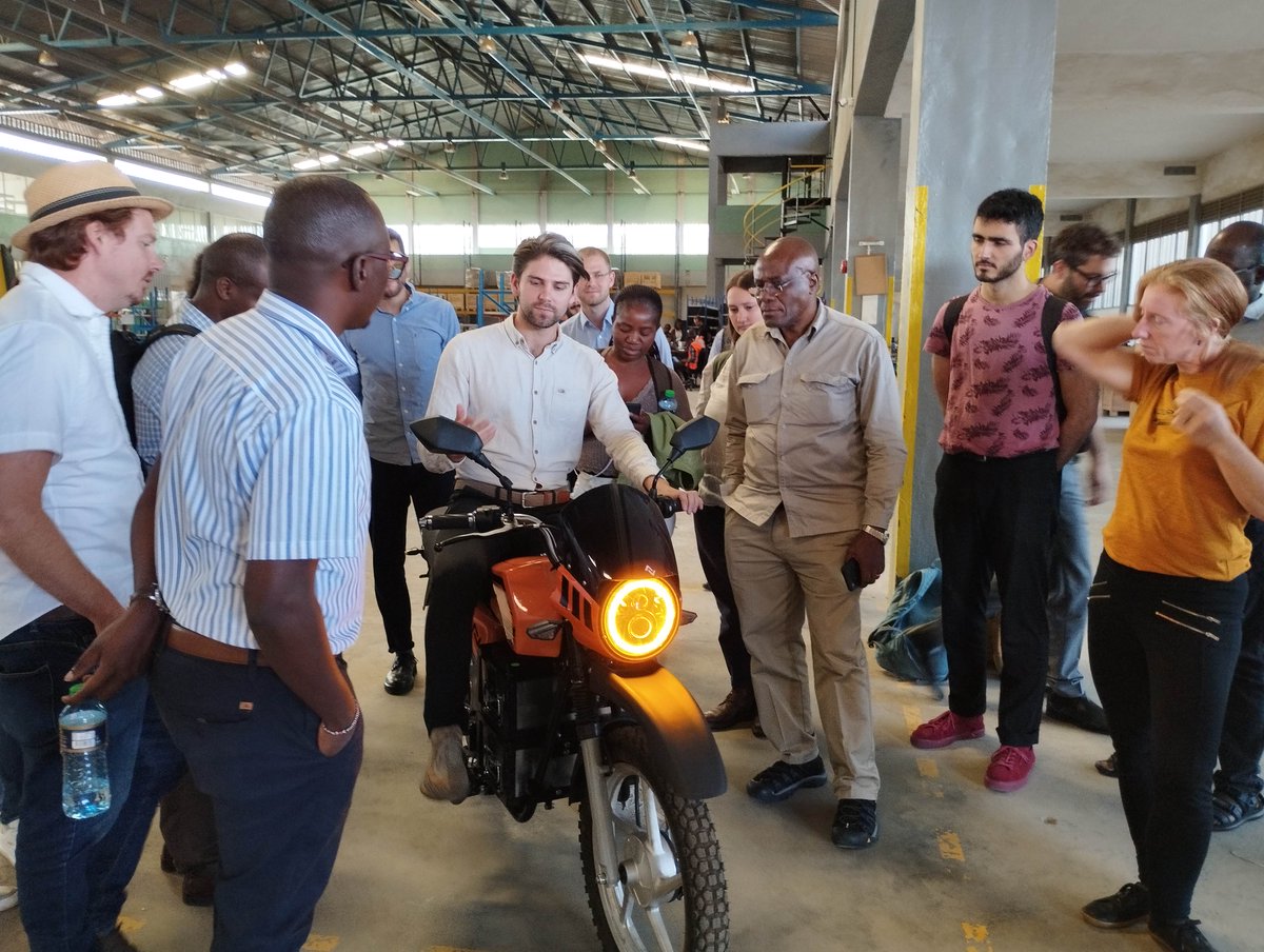 roamelectric's tweet image. In Nairobi, majority of us use fossil-fuel vehicles to move around. Yet, 85% of electricity in Kenya is produced from renewables. 🌞🌊  

We're working to change that by developing electric mobility solutions powered by solar energy in collaboration with @energica_h2020.
