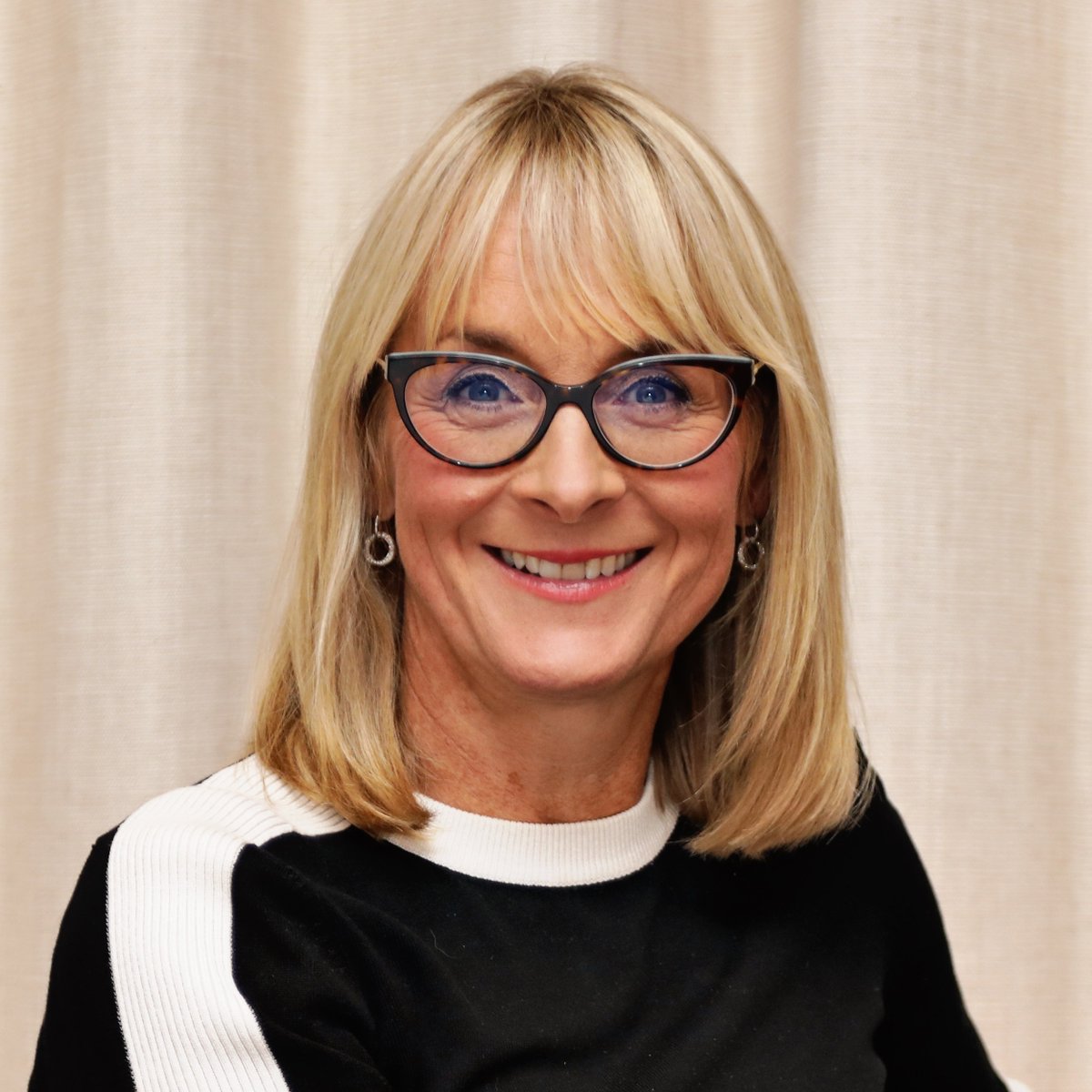 LoveReadinguk's tweet photo. Following the announcement of the @WomensPrize for Fiction shortlist this week, we're thrilled to have the chance to speak to this year's chair, @louiseminchin.⁠
⁠
Click to read more about books, this year's awards and Louise's new book, Fearless:
https://t.co/vGPxNpDGyf https://t.co/sKfVBntsht