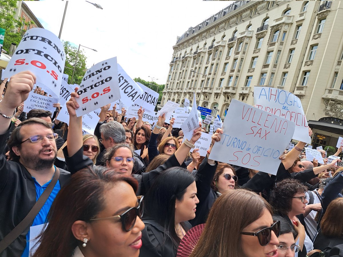 ALTODO (@madridaltodo) on Twitter photo #MareaNegra Una ciudadanía que conoce sus derechos y los ejerce, construye un país mejor. Por eso hay que cuidar la #justicia y también el #turnodeoficio #MareaNegra Una ciudadanía que conoce sus derechos y los ejerce, construye un país mejor. Por eso hay que cuidar la #justicia y también el #turnodeoficio