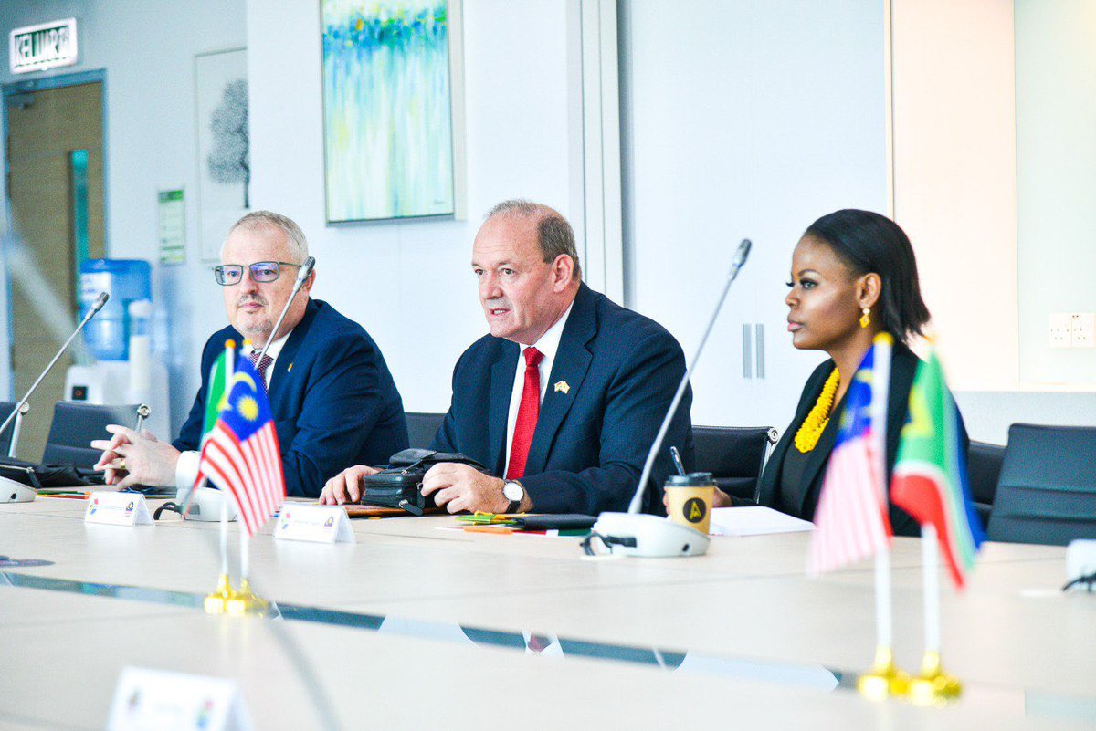 SunwayU's tweet photo. We were delighted to host H.E. Dave Malcomson, South African High Commissioner to Malaysia, at Sunway University for our Campus With A Conscience series.
#CampusWithAConscience #AClassAbove https://t.co/xb5MOglMqg