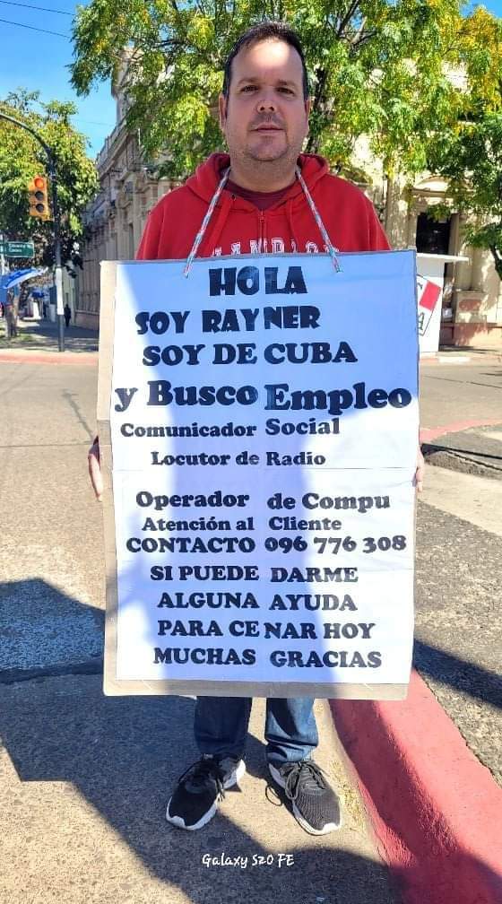 Frank16726439's tweet photo. No es en Cuba, pero es un cubano fuera de Cuba, en la isla nunca tuvo que hacer eso. Bello capitalismo. https://t.co/Pgsc16jT8z