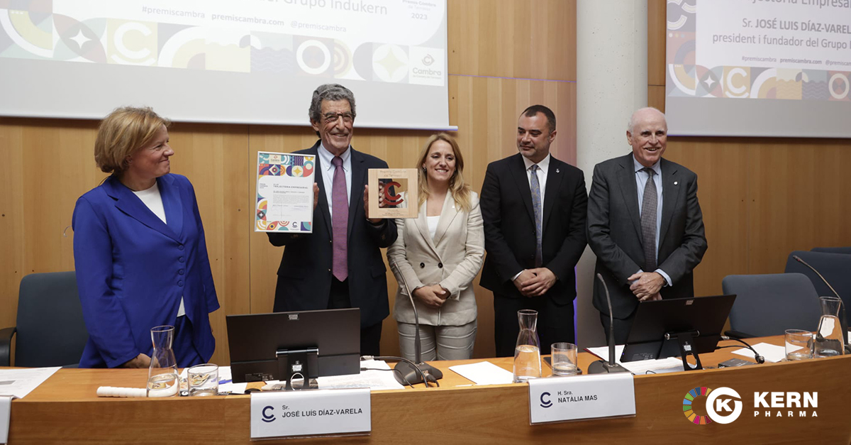 Kernpharma's tweet photo. Felices y orgullosos. Así nos #sentimos con el Premio a la Trayectoria Profesional que @CambraTerrassa ha otorgado hoy a José Luis Díaz-Varela, fundador del Grupo Indukern, quien lleva más de medio siglo #compartiendo su visión y construyendo un legado por y para las personas 💚. https://t.co/HEyFsHc9u1
