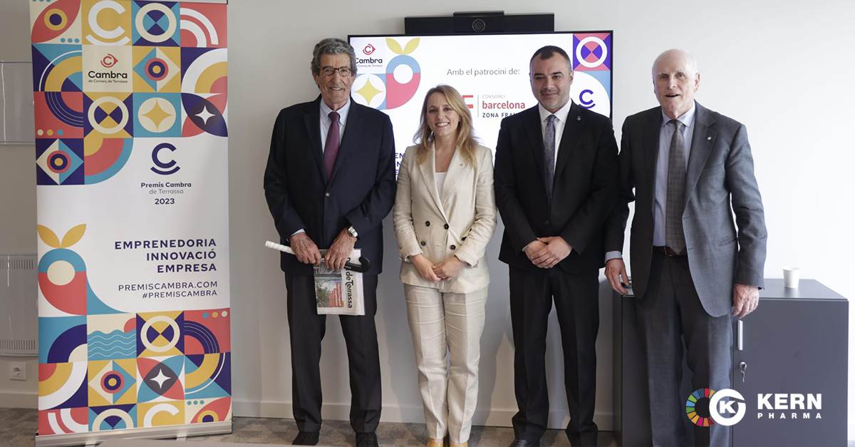 Kernpharma's tweet photo. Felices y orgullosos. Así nos #sentimos con el Premio a la Trayectoria Profesional que @CambraTerrassa ha otorgado hoy a José Luis Díaz-Varela, fundador del Grupo Indukern, quien lleva más de medio siglo #compartiendo su visión y construyendo un legado por y para las personas 💚. https://t.co/HEyFsHc9u1