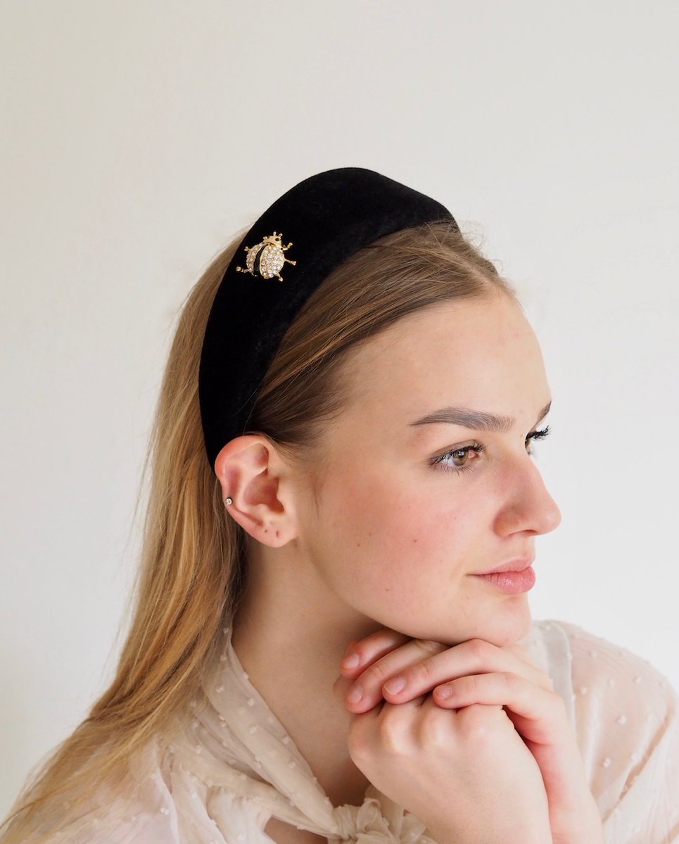 Crown and glory! Elevate your look with the Vera headband ✨

Shop via link in bio

#londonfashionstyle #headband #headwear #womensfashion #womensfashionstyle #womensaccessories #springsummercollection #shop