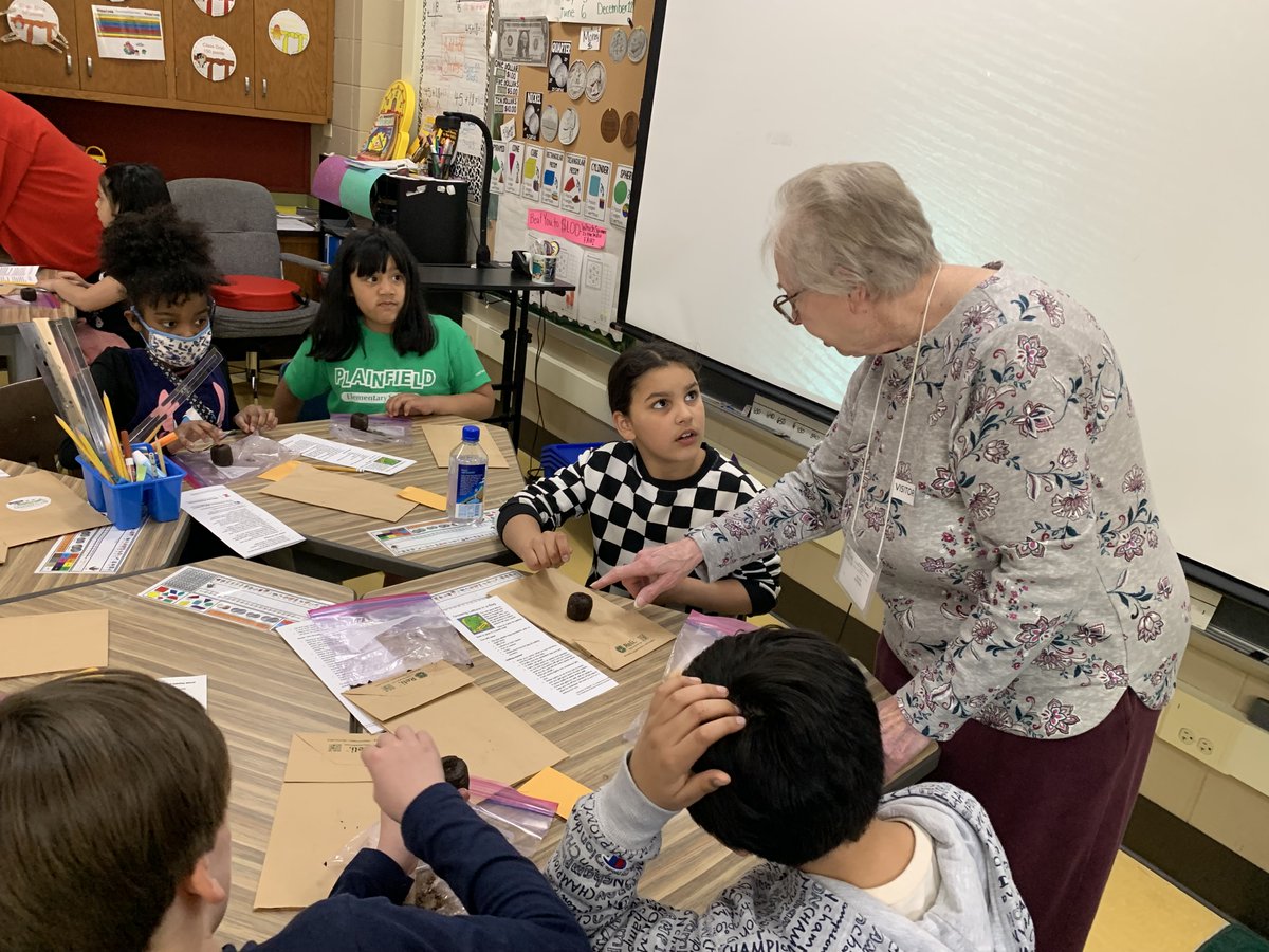 62schools's tweet photo. Forest and Plainfield Elementary School second graders were treated to a presentation by the Des Plaines Garden Club earlier this week in honor of Earth Day. The students learned how to grow lettuce in a bag! #62united #62learns #62FO #62PL https://t.co/zfzFtErBP0