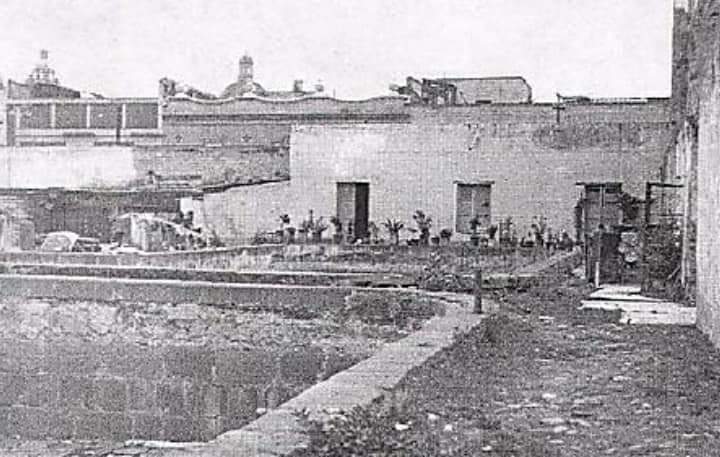 La calle de la buena muerte.
Casa de Calderas.
Así fue llamada ya que su dueño era Don Manuel de Calderas, en la calle de la Buena Muerte hoy San Jerónimo, centro histórico. 
Aquí existió el Convento de San Camilo⬇️