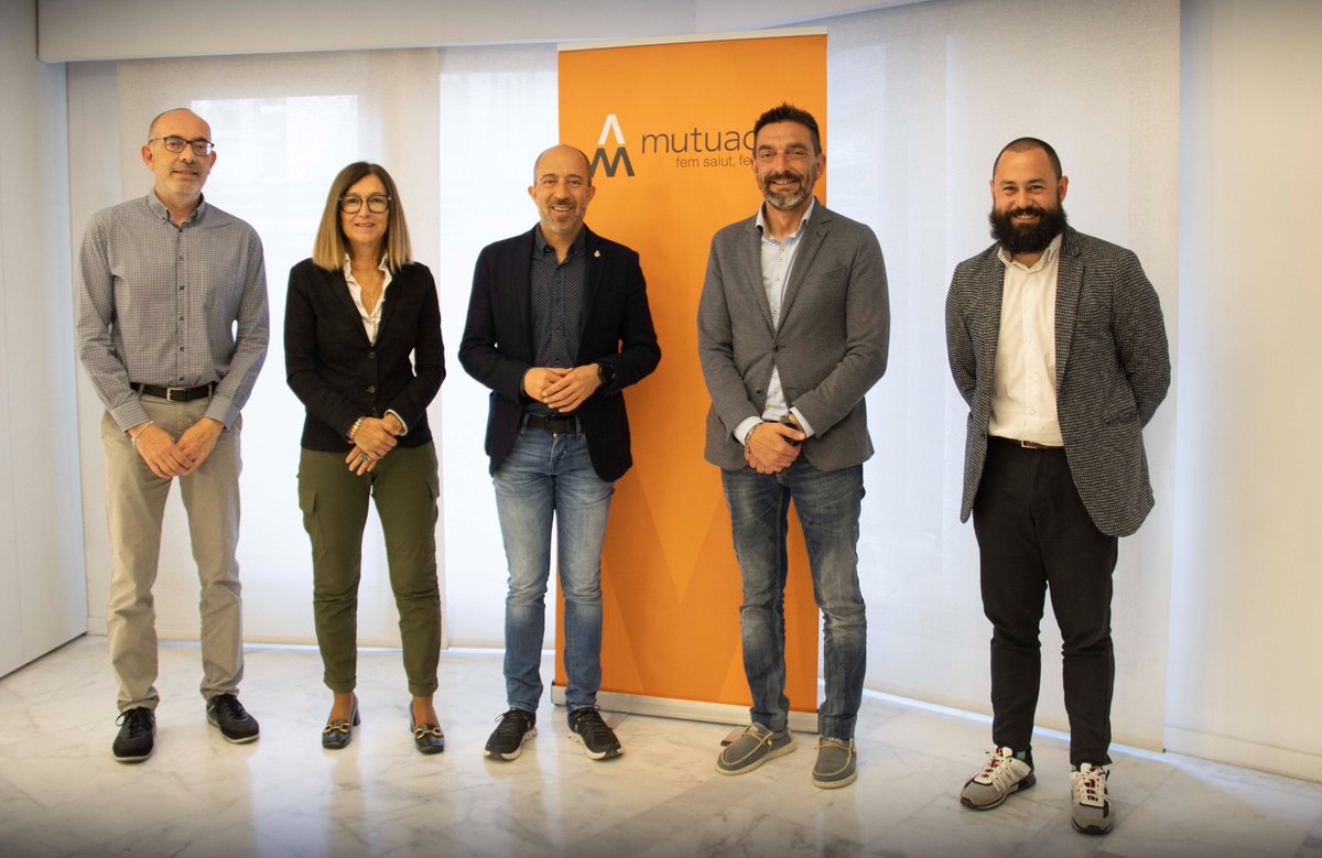 mutuacat's tweet photo. En un ambient distès, han parlat del present i el futur del mutualisme i de la vitalitat de la mutualitat manresana. https://t.co/YwvHbZWVDV