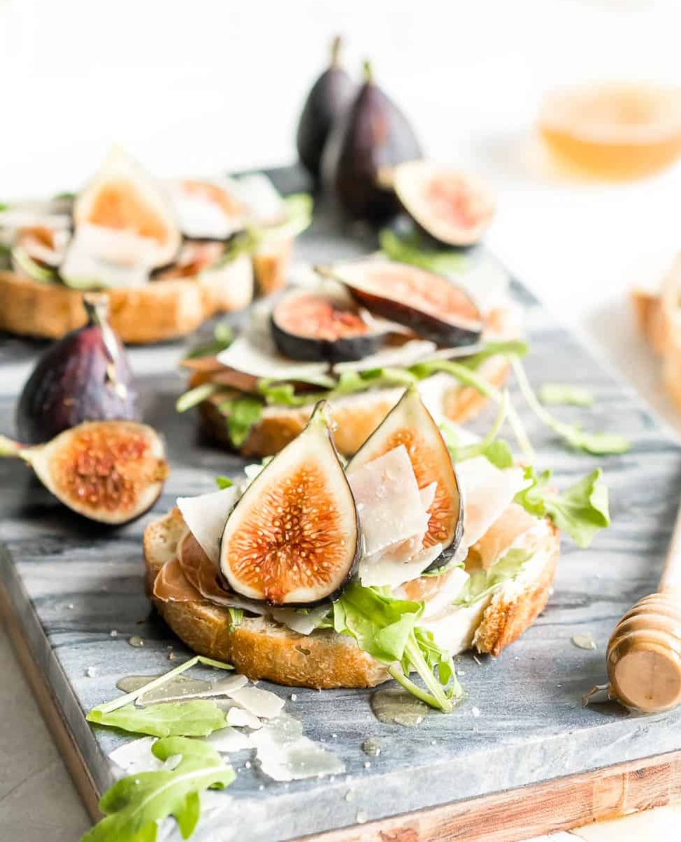 HealthNkitchen's tweet image. Quick and Easy Fig Bruschetta Recipe is an easy, yet delicious appetizer. It’s perfect for dinner parties, picnics, and any occasion where you want to serve something that is simple yet seems so fancy. 

healthstartsinthekitchen.com/fig-bruschetta… #fig #figs