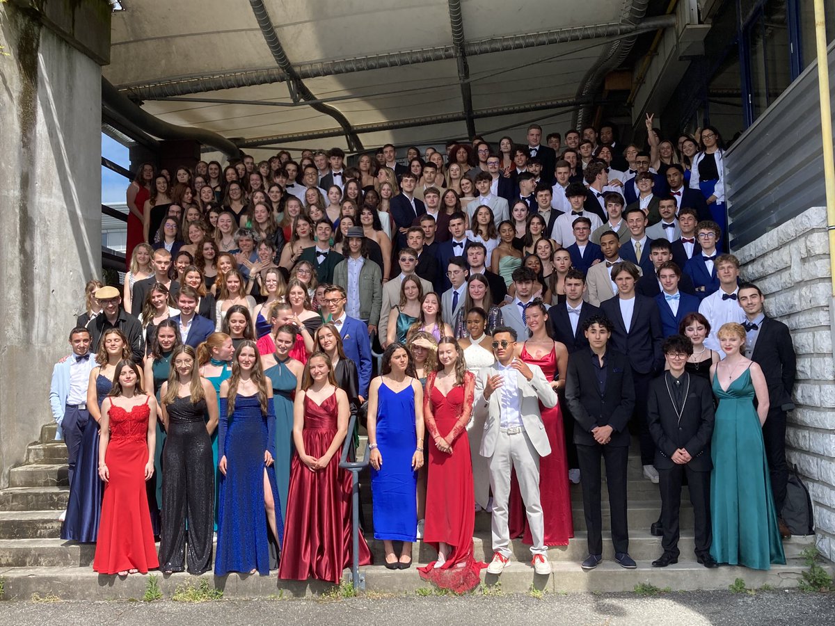 Journée Chic aujourd’hui à Febus. Nos élèves de Terminales sont splendides. Bravo à eux