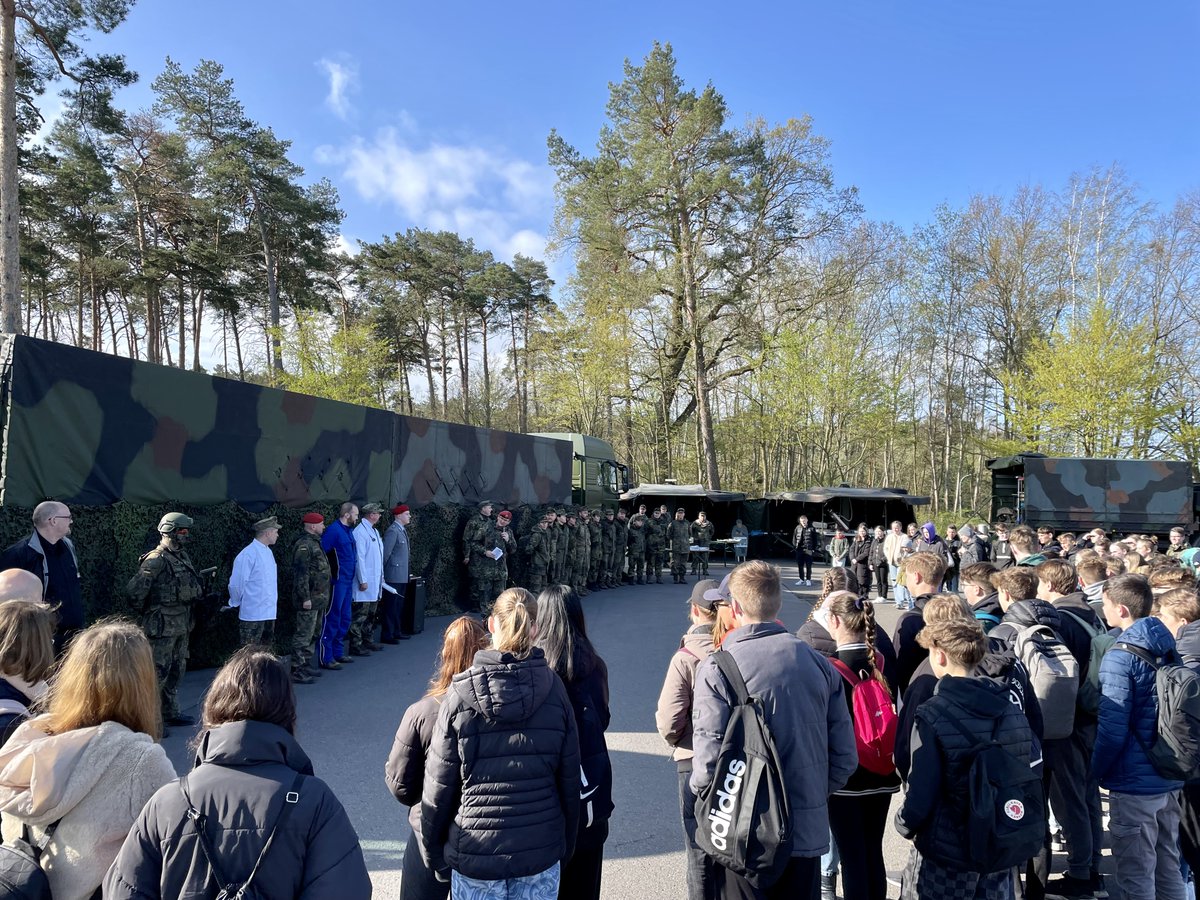 RolandBoegel's tweet photo. #Zukunftstag in Burg: Meine Soldatinnen u Soldaten präsentieren die Bundeswehr zum Anfassen und Erleben. Viele Schülerinnen u. Schüler aus #SachsenAnhalt nutzten die Chance, um sich über unsere zahlreichen Karrierechancen und Aufgabenfelder zu informieren.
#StrongerTogether https://t.co/4OxSk0c1sL
