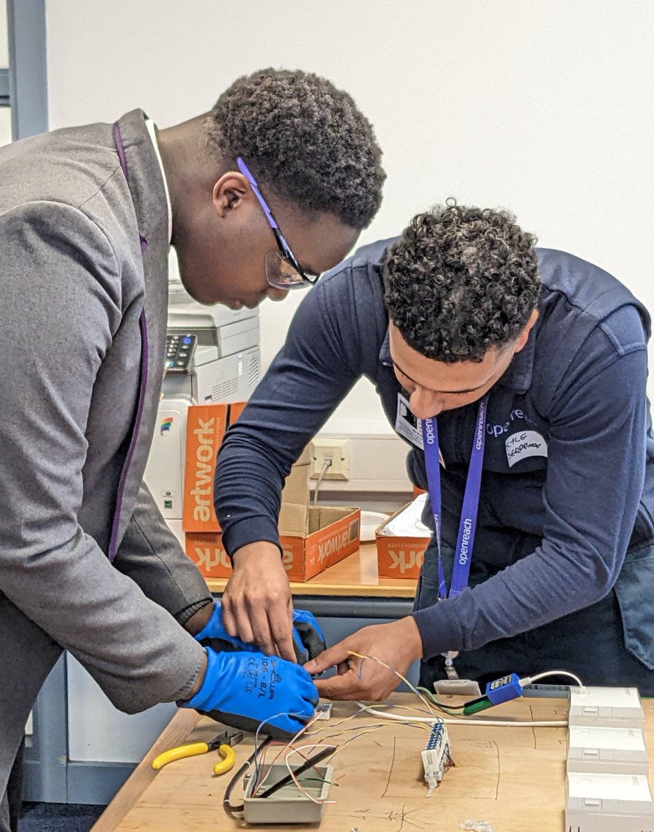 TheElmsAcademy's tweet photo. Year 9 students took part in an exciting workshop organised by @IntoUniversity. Engineers from @WeAreOpenreach provided the hands-on training and students learned how to connect fibre-optic cables!
#careersinfocus #developingworkskills #ambition #determination https://t.co/g7Wq0PmGc3