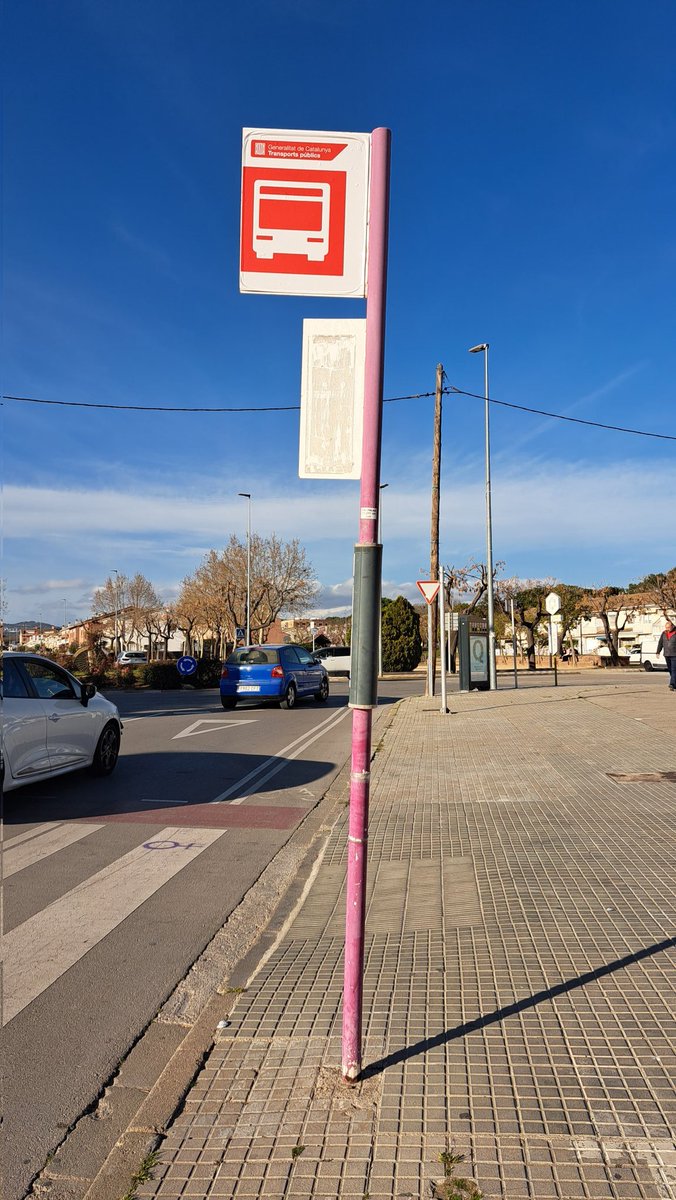 LittleDuss's tweet photo. Una mostra més de les dificultats amb què compten les persones amb diversitat funcional física sensorial visual, pel que fa a l'accés d'informació de serveis públics, com és el transport públic.
#sharediversitas #diversitatuoc2 https://t.co/y3s57QHG24