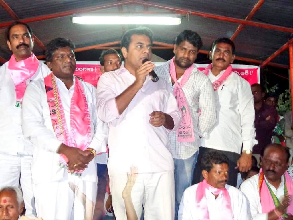 SRINATH_BRS's tweet photo. కొన్ని ఉద్యమ జ్ఞాపకాలు రామన్న తో ❤️
@KTRBRS @BRSparty
@TelanganaCMO

#22yearsofTRS
#KCR #BRSParty #TelanganaBhavan https://t.co/THAVKqh7Kc