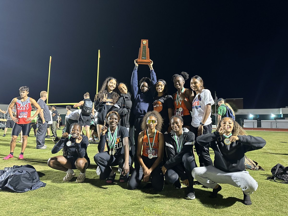 Left districts as a 3x District Champ in the 100m, 200m, and 4x1🥇🥇🥇and district runner up in the 4x4🥈. Next stop regionals at #UNF 💙 #bokeyfast