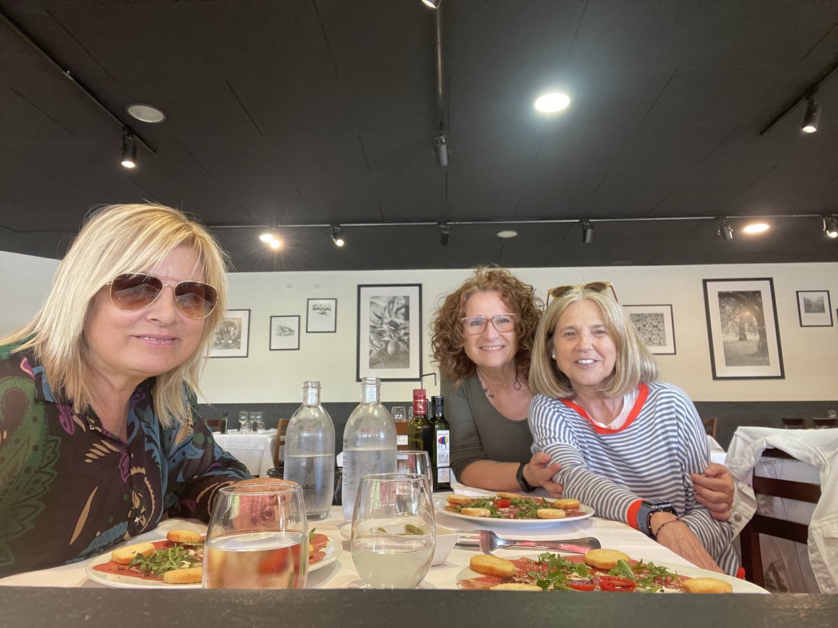 TeRe_B_C's tweet photo. Dies bonics amb gent bonica! #feliç #amigues #Brunilda #Dolors #flors #compartint #dinardeluxe #tribu https://t.co/eMuv6fpeWK