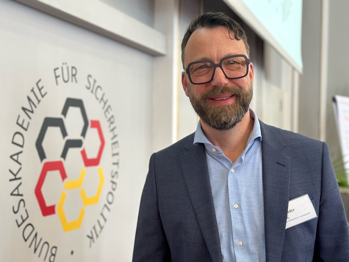 BAKS (@baks_bund) on Twitter photo Im #KS23 geht's um Zukunft: Alexander Fink, <a href="/ScMI_AG/">ScMI Scenario Management International AG</a>, stellt Szenarien zur🌎Weltordnung vor, die mit 200🌐Expert*innen entwickelt wurden. „Personen aus dem Globalen Süden sehen die Zukunft wesentlich positiver. Im Westen dominiert das Bild der Systemrivalität.“ #Foresight Im #KS23 geht's um Zukunft: Alexander Fink, <a href="/ScMI_AG/">ScMI Scenario Management International AG</a>, stellt Szenarien zur🌎Weltordnung vor, die mit 200🌐Expert*innen entwickelt wurden. „Personen aus dem Globalen Süden sehen die Zukunft wesentlich positiver. Im Westen dominiert das Bild der Systemrivalität.“ #Foresight