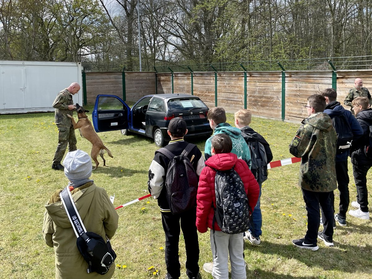 RolandBoegel's tweet photo. #Zukunftstag in Burg: Meine Soldatinnen u Soldaten präsentieren die Bundeswehr zum Anfassen und Erleben. Viele Schülerinnen u. Schüler aus #SachsenAnhalt nutzten die Chance, um sich über unsere zahlreichen Karrierechancen und Aufgabenfelder zu informieren.
#StrongerTogether https://t.co/4OxSk0c1sL