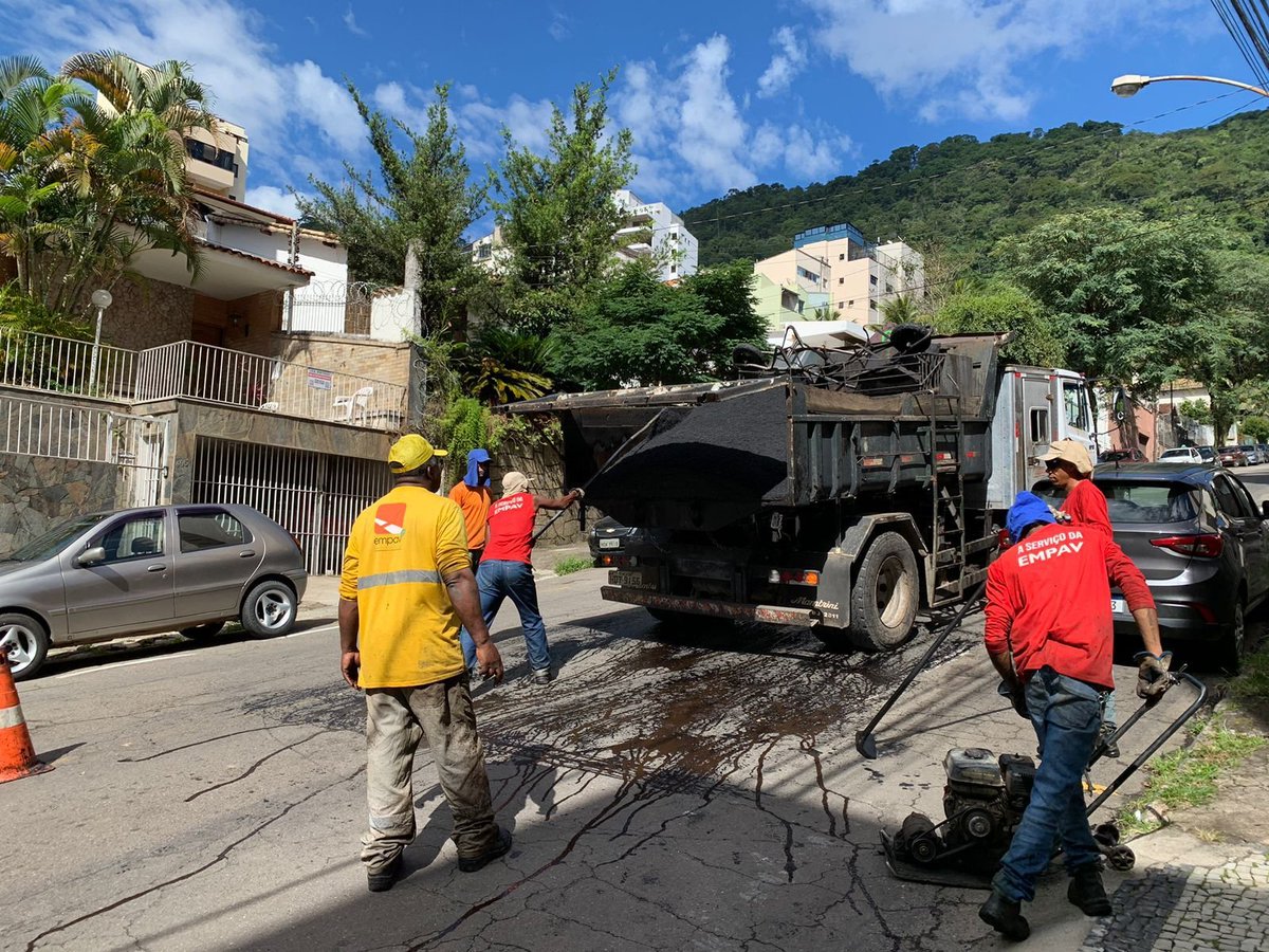 prefeiturajf's tweet photo. Tapa-buracos a todo vapor! 🛣️
As equipes da PJF deram sequência à operação com serviços na rua Barão de Cataguases, no Centro, e na rua Doutor Moacir de Castro Xavier, no bairro Linhares.
✅ Quer saber mais sobre as outras ações do #ProgramaBoniteza nesta quinta? Segue o fio! https://t.co/0Gu749jGaz