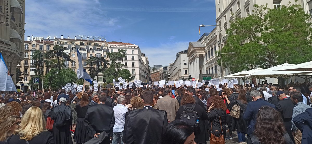 aalv10's tweet photo. Por el ejercicio de nuestra profesión en condiciones dignas. 
Por el Derecho a la #Conciliación  y a la  #DesconexiónDigital. 
Por una #JusticiaConMedios #JusticiaCercana 

#AbogacíaUNIDA
#Abogacia27ABRIL
#Concentración27abril
#MareaNegra 

Cc @pilar_llop @justiciagob https://t.co/1mCQU8Axa6