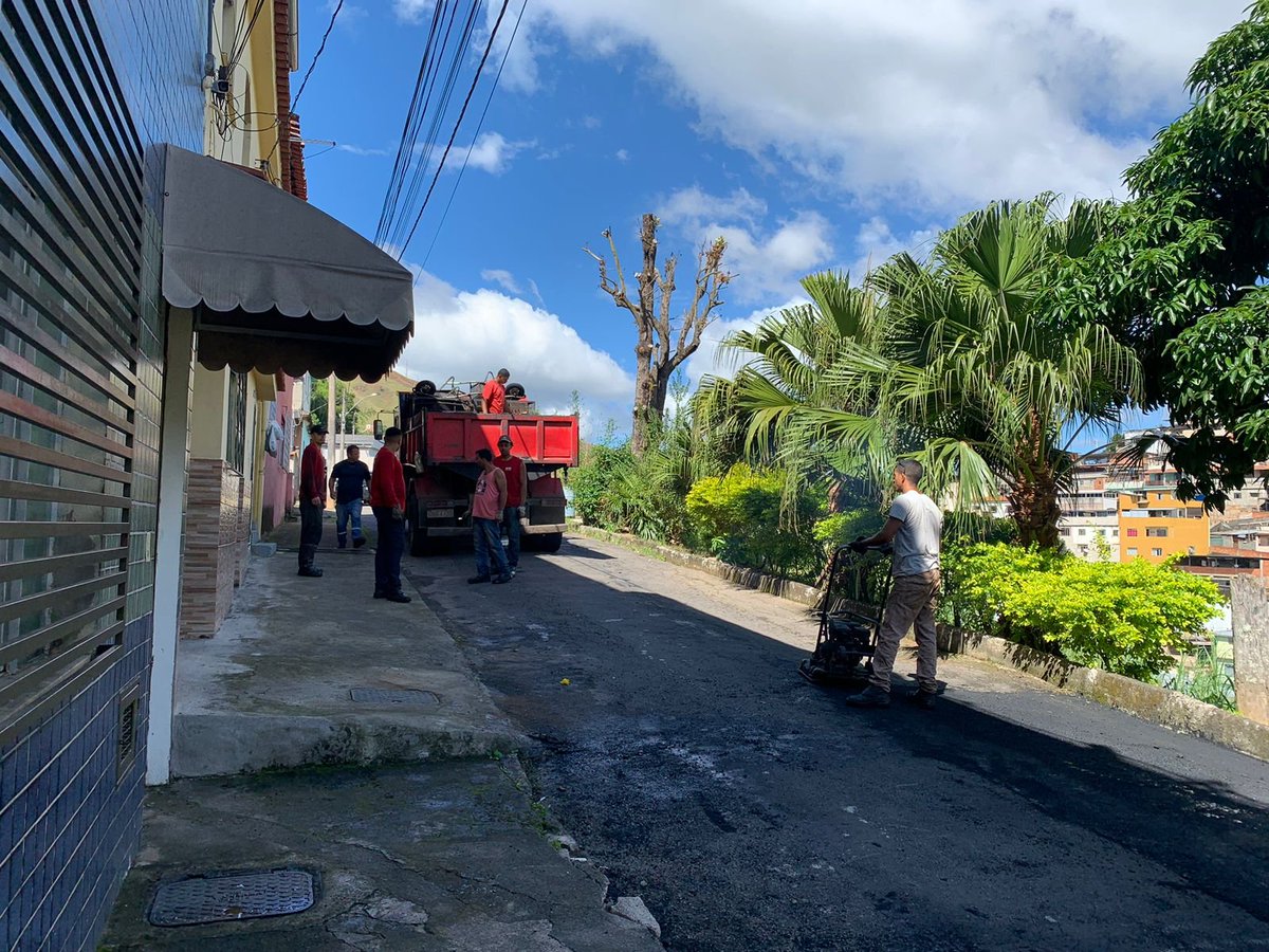 prefeiturajf's tweet photo. Tapa-buracos a todo vapor! 🛣️
As equipes da PJF deram sequência à operação com serviços na rua Barão de Cataguases, no Centro, e na rua Doutor Moacir de Castro Xavier, no bairro Linhares.
✅ Quer saber mais sobre as outras ações do #ProgramaBoniteza nesta quinta? Segue o fio! https://t.co/0Gu749jGaz