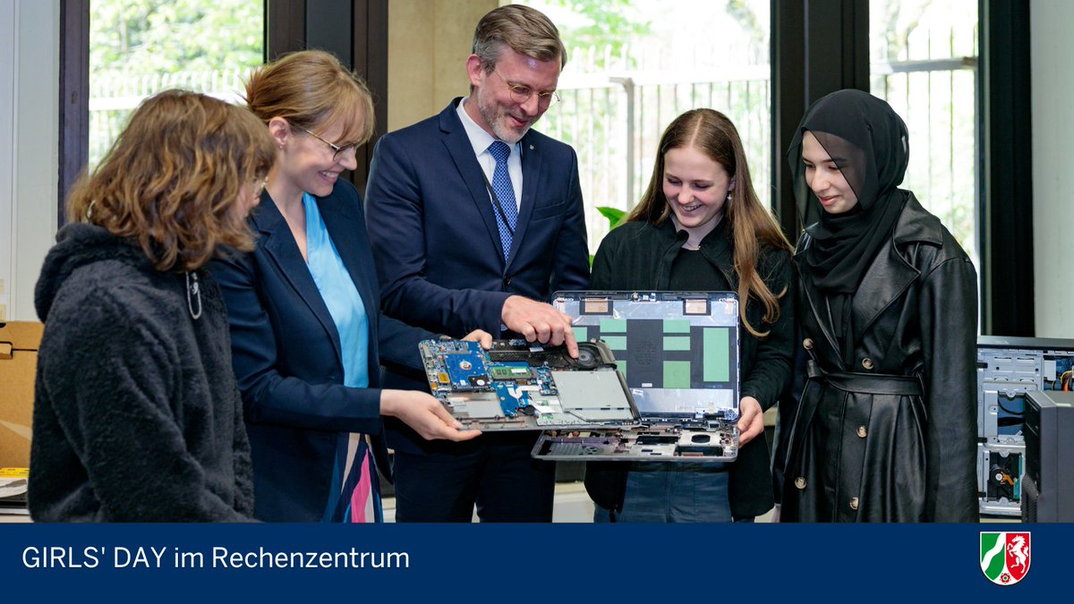 Finanzmin_NRW's tweet photo. #GirlsDay im #RZF! Reinschnuppern in Berufe, die eher von Männern ausgeführt werden, heißt die Devise. Staatssekretär Dr. @DirkGuennewig: "Die Schülerinnen haben heute eine tolle Gelegenheit, sich über das IT-Berufsfeld zu informieren. Die Zukunftschancen sind in der öffentlichen Verwaltung und insbesondere im RZF hervorragend.“