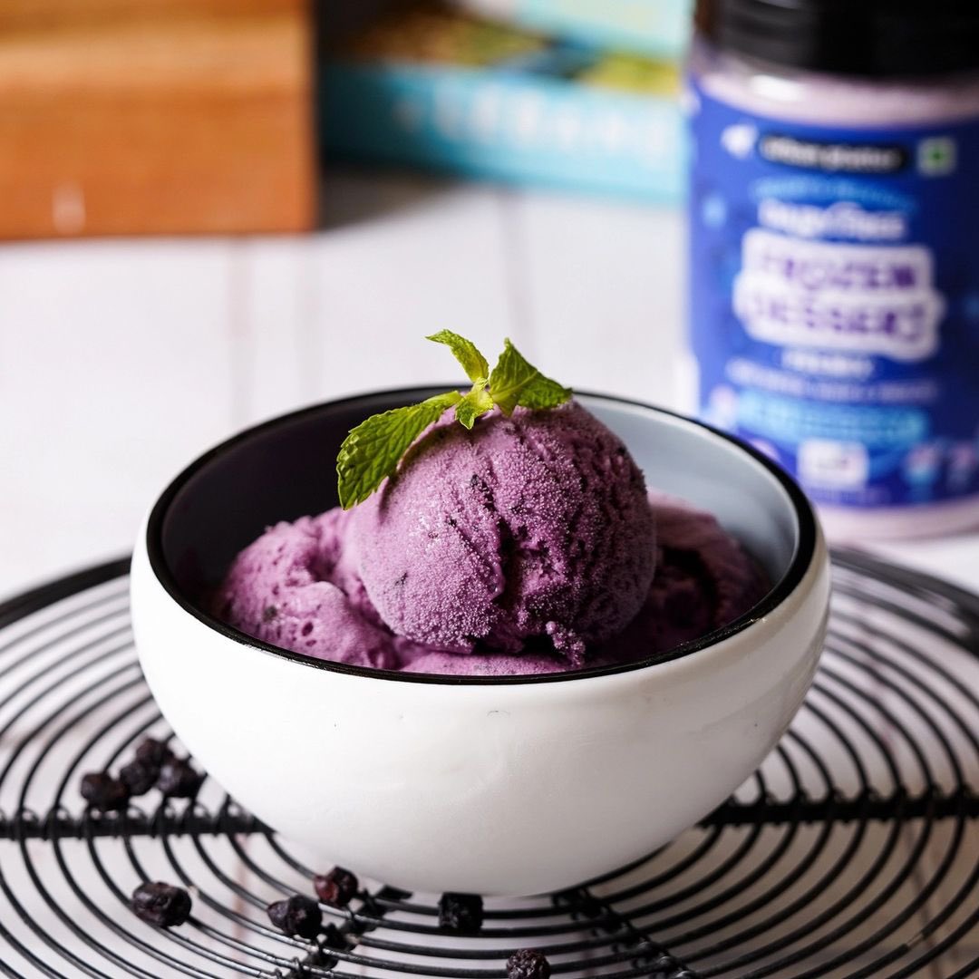 USDAIndia's tweet photo. Senior Agricultural Attaché Rhiannon Elms introduced brand-new and innovative #USaBlueberry 🫐 products at @urban_platter. Try Blueberry Oats, Blueberry Cheesecake Kit, Blueberry Desert Premix, and Masala Chatpata Blueberries! #TasteofAmerica #USDAIndia #USDATrade #BoostofBlue💙 https://t.co/vOI3HkZZG0