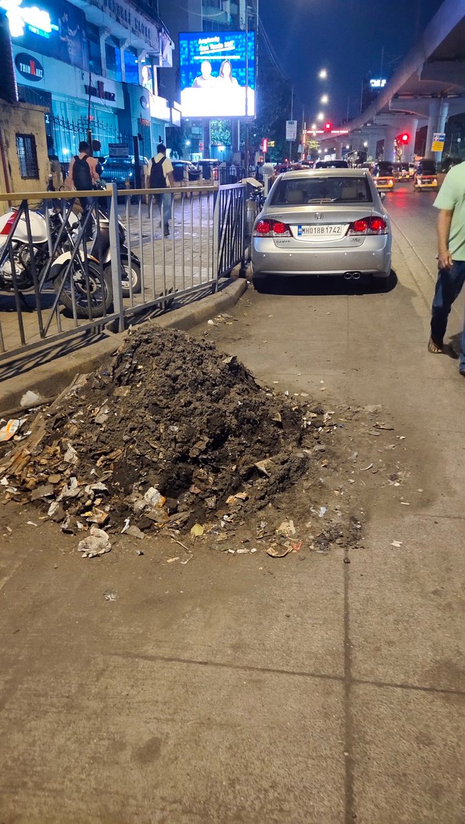 bipinmnerurkar's tweet photo. @mybmc
@mybmcplanning
@Dev_Fadnavis
@mybmcWardPN
कचरा रस्त्यावर काढून ठेवल्यावर किती दिवसांनी उचलायचा याला काही नियम आहेत का?
#roadsidegarbage
#bmcgarbage
#Nocontrol https://t.co/KzxzmnYrqW