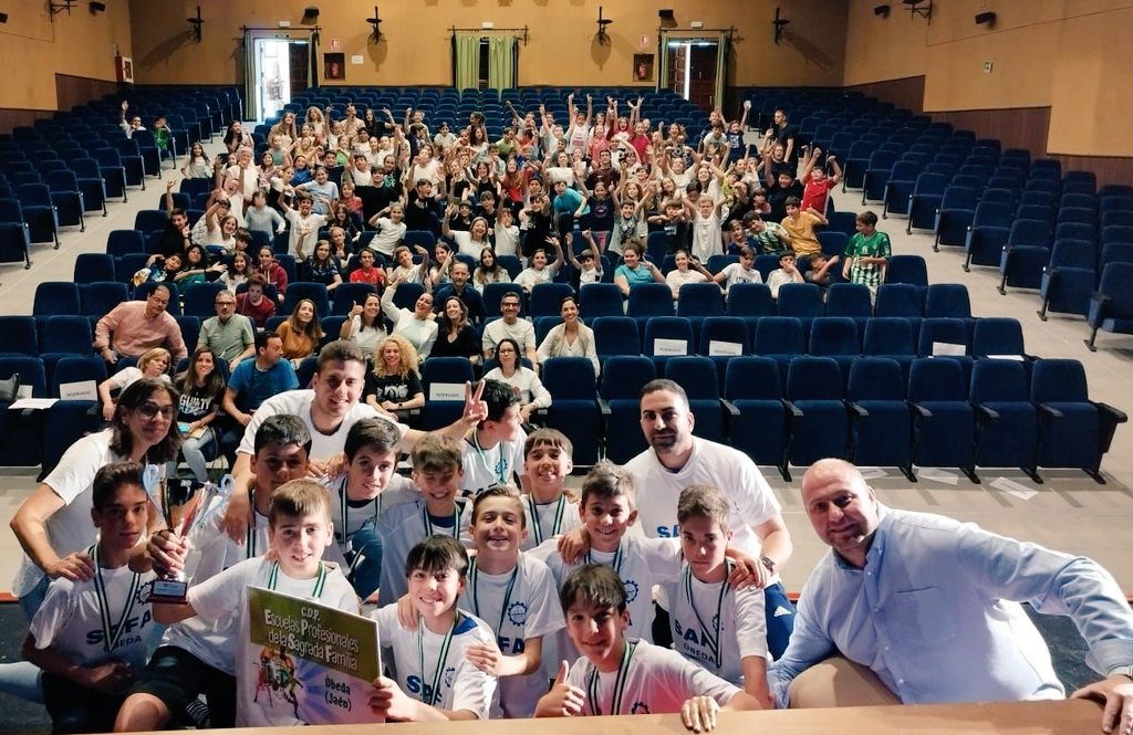 SAFAUbeda's tweet photo. Merecido homenaje a los Campeones de Andalucía de la #LigaLED @RFAF Reconocimiento de los compañeros y familias. Enhorabuena, ¡qué bien lo hemos pasado! Educación y Deporte.  Gracias @DiezTV @TurismoAND @DeporteAND @EducaAnd @RFAFJAEN @fundacionsafa @aytoubeda https://t.co/1aXYe46e6e