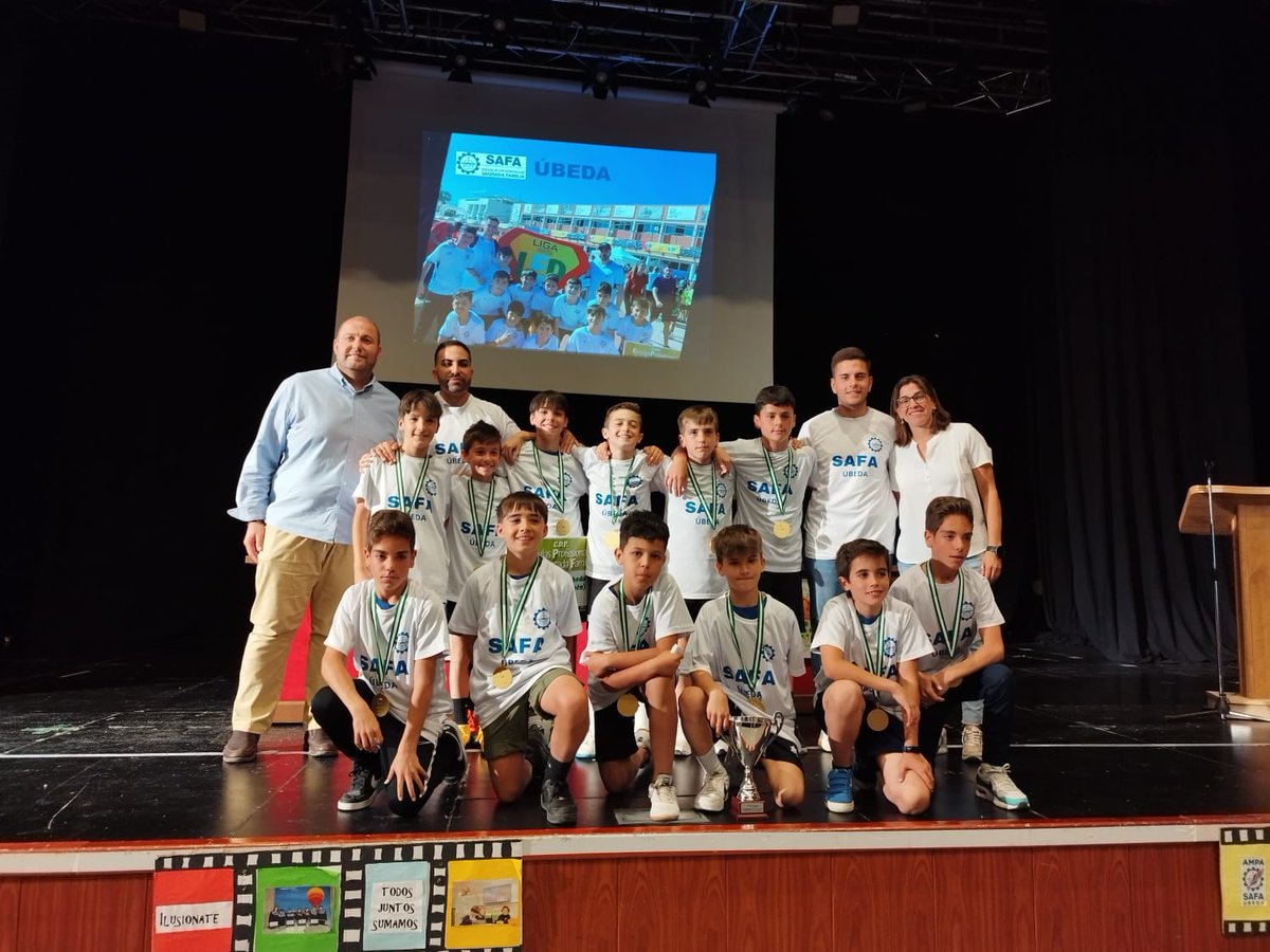 SAFAUbeda's tweet photo. Merecido homenaje a los Campeones de Andalucía de la #LigaLED @RFAF Reconocimiento de los compañeros y familias. Enhorabuena, ¡qué bien lo hemos pasado! Educación y Deporte.  Gracias @DiezTV @TurismoAND @DeporteAND @EducaAnd @RFAFJAEN @fundacionsafa @aytoubeda https://t.co/1aXYe46e6e