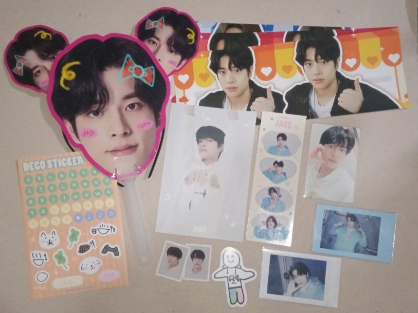 swii_oa's tweet photo. Jake my labidabs is finally home! 🫶🏻 he's saur pogi and just saur fine. ilysm and i'll treasure you forever my ikeu. Sobrang pogi mo talaga 💛 grabe kilig ko tonight ^^

—excuse my medj low qua pic
—— #fromjess thank u big time @jakahmail for bringing him to me https://t.co/6xBJGXG8tT